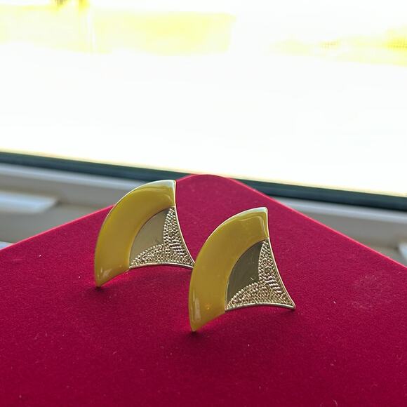 Vintage Modernist Gold and Yellow Enamel Fan Sculptural Statement Earrings - Picture 10 of 16